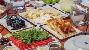 Free daily full breakfast  - Cunda Garden  (Ayvalik)