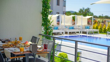 Deluxe Triple Room | Balcony