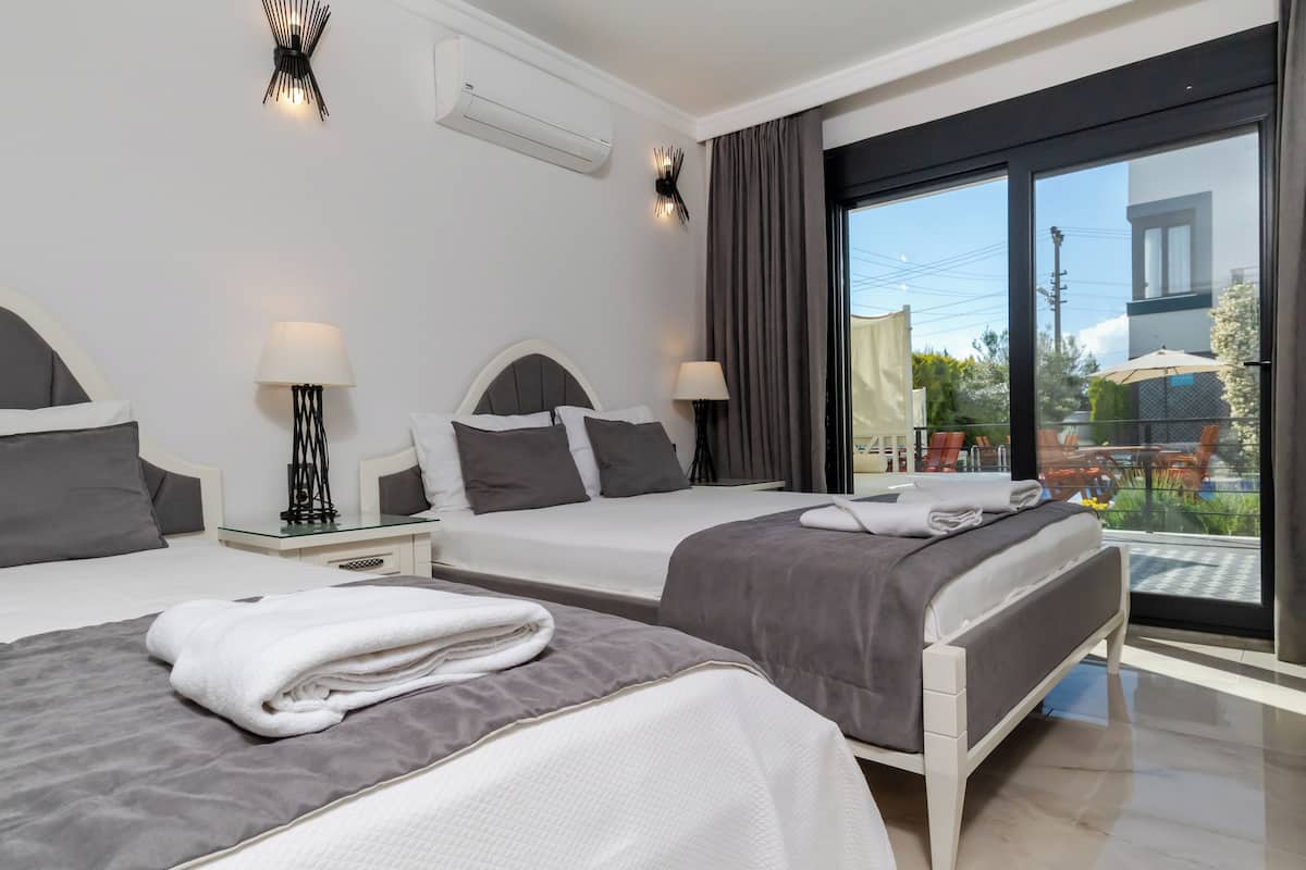 deluxe triple room | 2 bedrooms, in-room safe, desk, free wifi