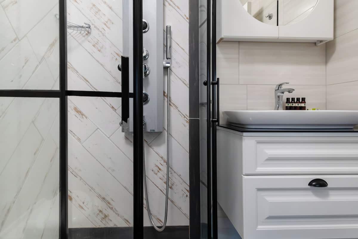 standard double room | bathroom | shower, hair dryer, slippers, towels