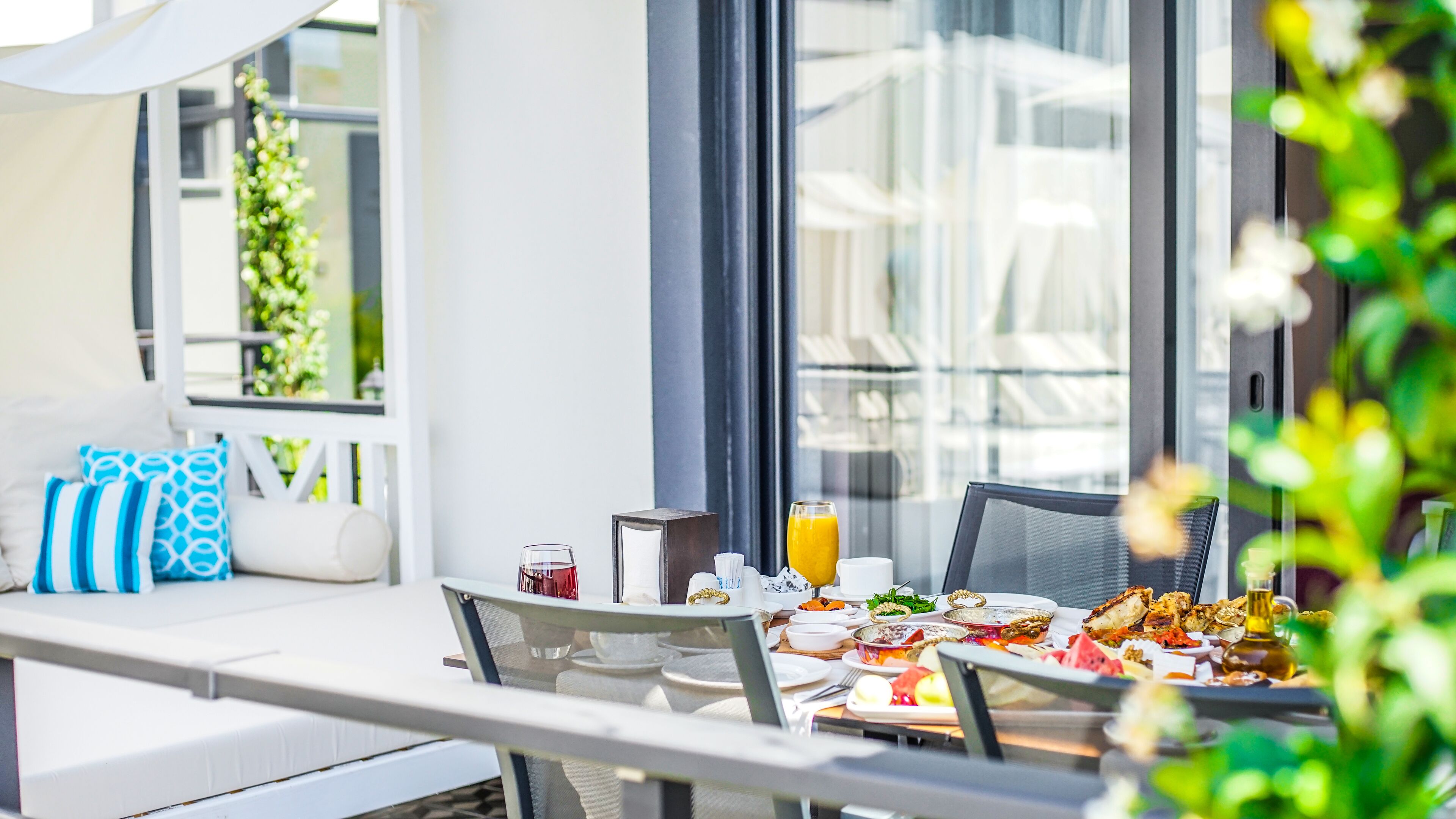 free daily full breakfast