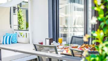 Free daily full breakfast