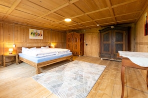 4 bedrooms, soundproofing, iron/ironing board, travel cot