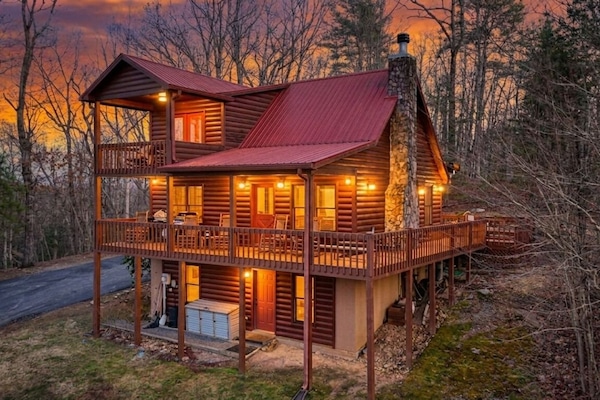 Breathtaking views! Magical sunsets and total peace on the deck. A true retreat.