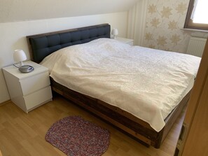 2 bedrooms, iron/ironing board, free WiFi, bed sheets - Quiet apartment on the outskirts of the city (Chemnitz)