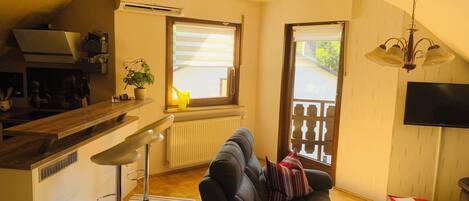 Een televisie en een stereo