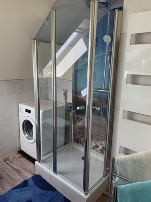 Shower, hair dryer, towels, soap - Quiet apartment on the outskirts of the city (Chemnitz)