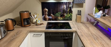 Kühlschrank, Mikrowelle, Ofen, Herdplatte