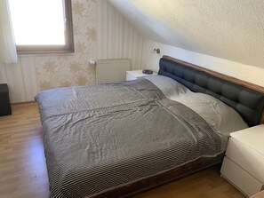 2 dormitorios, tabla de planchar con plancha, wifi gratis y ropa de cama