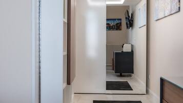 3 chambres, bureau, fer et planche Ă repasser, lit parapluie