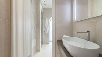 Dusche, Haartrockner, Bidet, Handtücher