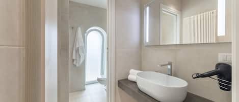 Dusche, Haartrockner, Bidet, Handtücher
