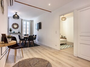 3 slaapkamers, een strijkplank/strijkijzer, wifi, beddengoed