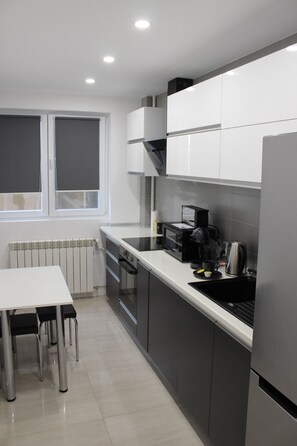 Réfrigérateur, micro-ondes, four, lave-vaisselle