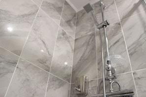 Douche, sĂšche-cheveux, serviettes fournies, papier toilette