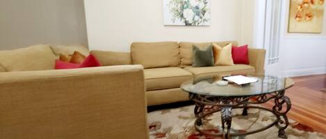 Smart TV, chimenea y oficina