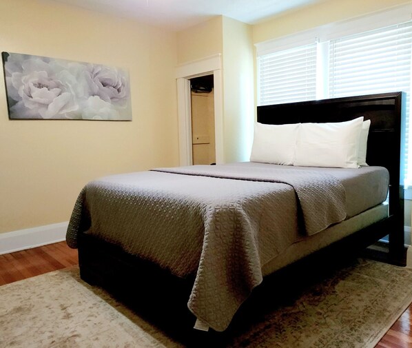 2 bedrooms, iron/ironing board, travel crib, free WiFi - EXQUISITE FAMILY HOME (Lakeland)