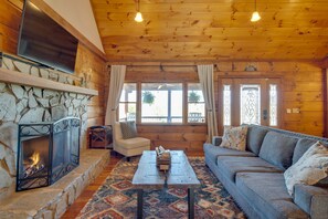 TV connectée, cheminée, lecteur de DVD, table de tennis de table