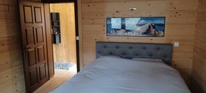 3 bedrooms, iron/ironing board, travel cot, free WiFi