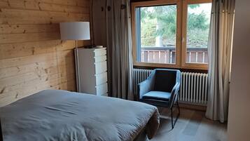 3 bedrooms, iron/ironing board, travel crib, free WiFi