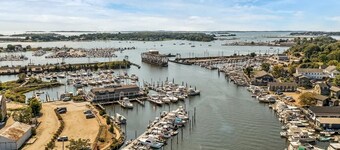 Mystic Pet Friendly Retreat -Easy walk to Downtown