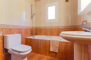 Badewanne, Haartrockner, Seife, Toilettenpapier