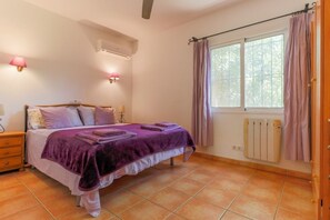 3 habitaciones, tabla de planchar con plancha, cuna de viaje y wifi 