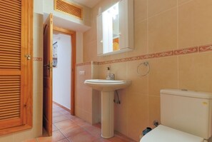 Tina, secadora de cabello, jabón, papel de baño 