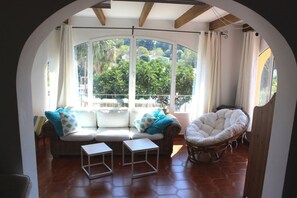 Fernseher, DVD-Player, Musikbibliothek, Stereoanlage