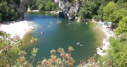 Appartement F5 avec piscine 10 min Ă  pied de la riviĂšre et 5 min du centre