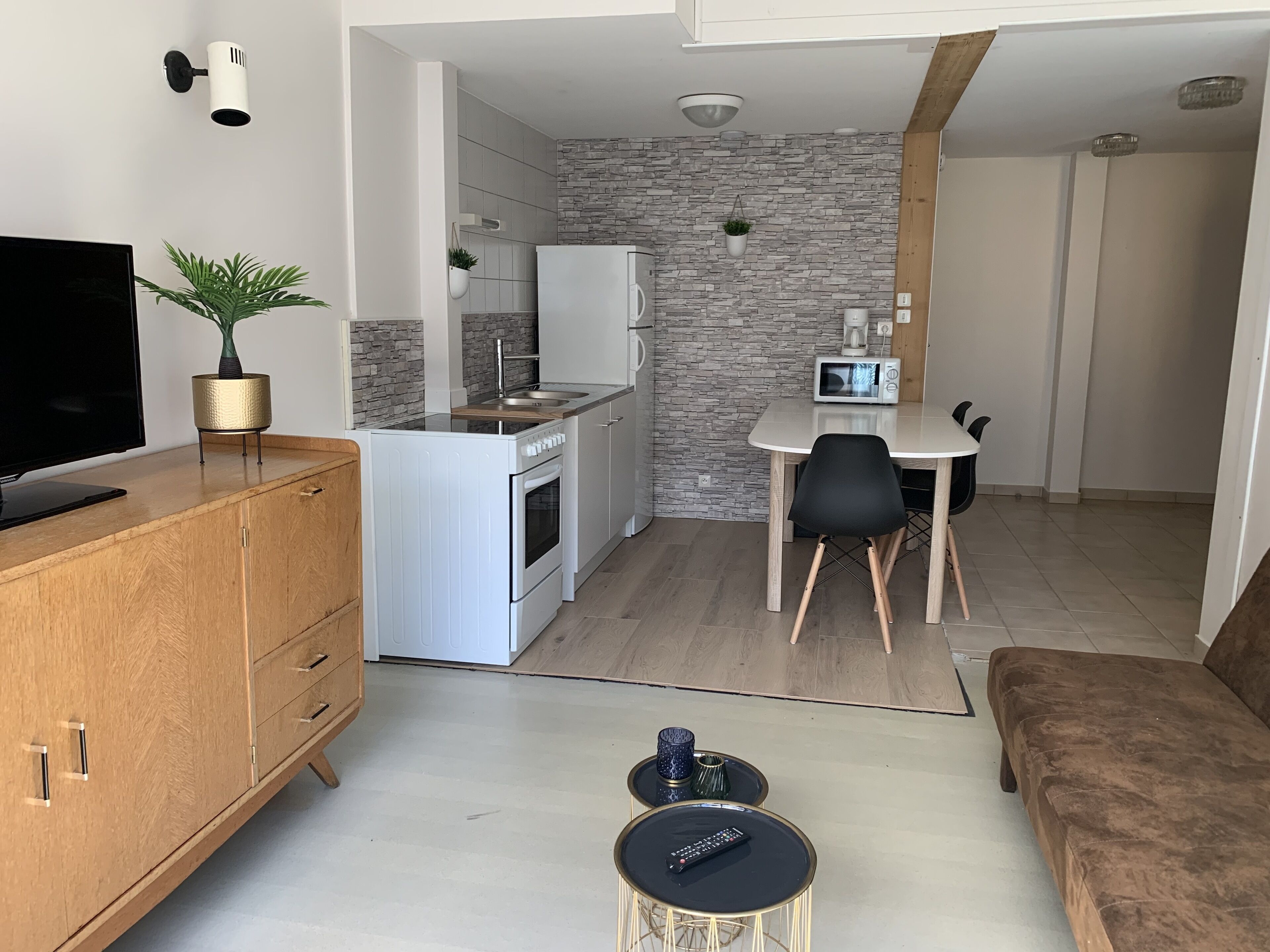 Een koelkast, een microgolfoven, een oven, een kookplaat