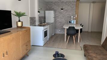 Een koelkast, een microgolfoven, een oven, een kookplaat