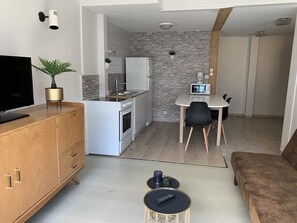 Geladeira, micro-ondas, fogão, cooktop