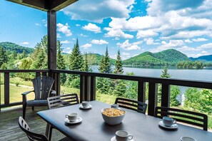 Outdoor dining - Waterfront - Lake Resort Suite: Corner View (Lac-Supérieur)