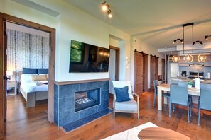 Living area - Waterfront - Lake Resort Suite: Corner View (Lac-Supérieur)