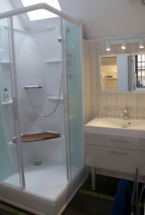 Douche, sèche-cheveux, serviettes fournies, savon