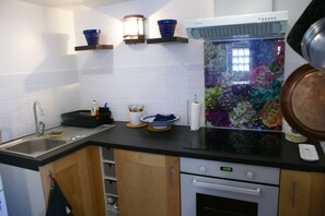 Een koelkast, een microgolfoven, een oven, een kookplaat