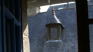 A traditional half-timbered building with a visible window and a door. - Maison au Coeur de Moncontour (Moncontour)