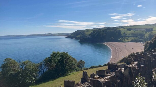 A coastal landscape with a beach, cliffs, and a clear sky. - Croak Cottage, backing on to Frogmore Creek, part of the Salcombe Estuary (Frogmore, Kingsbridge)