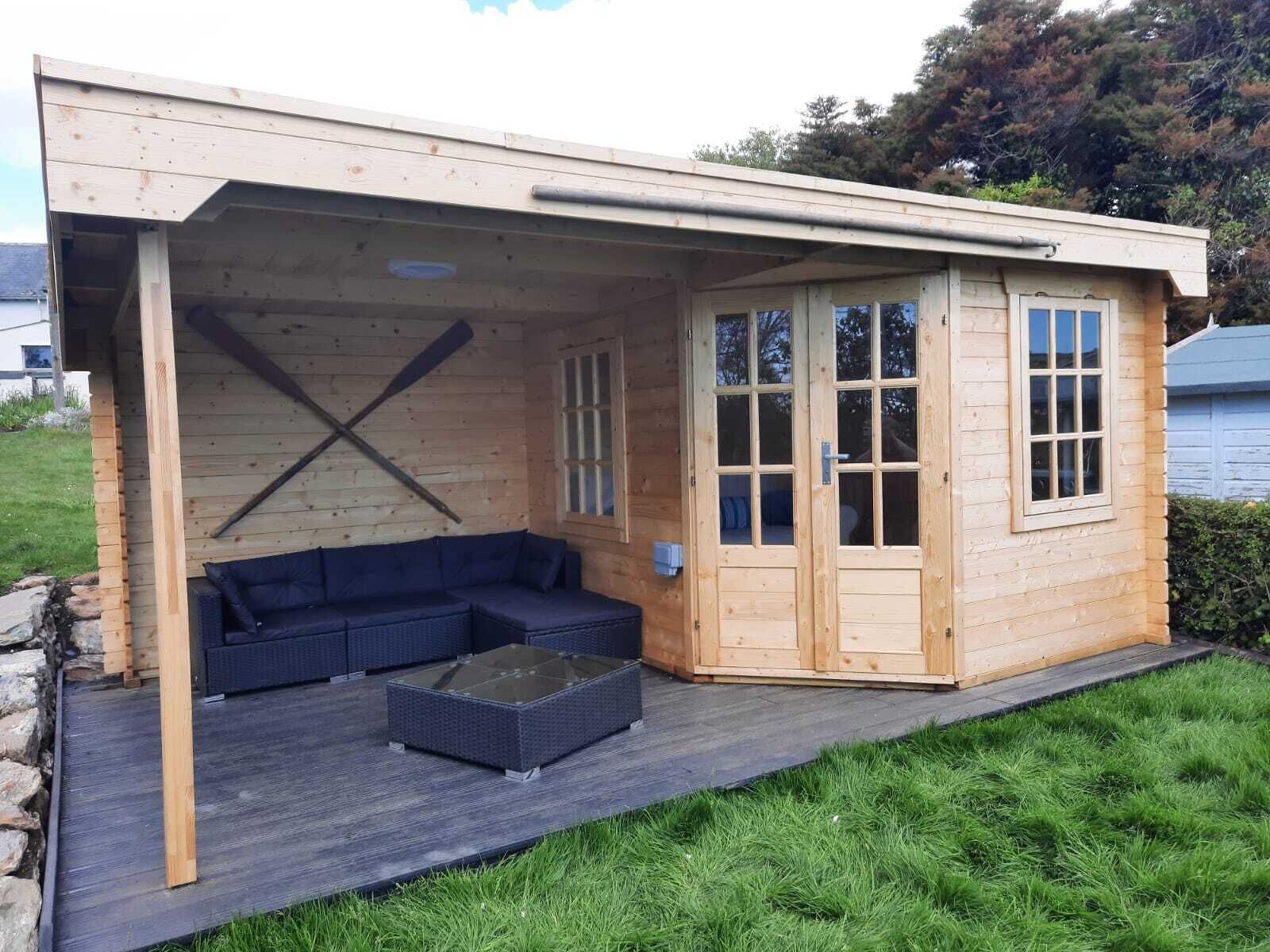 Summer house at bottom of 140ft garden