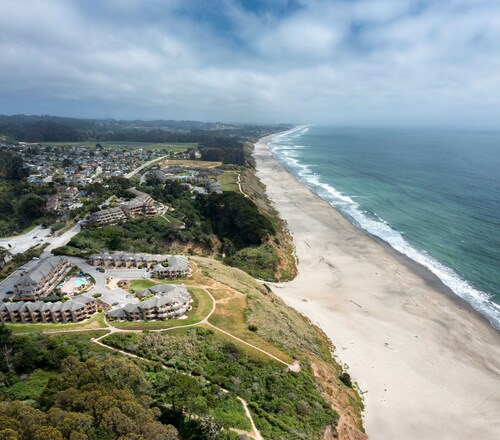 Seascape Beauty with Distant Ocean View-Sleeps 8!