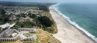 Seascape Beauty with Distant Ocean View-Sleeps 8!