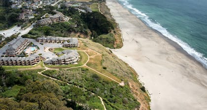 Seascape Beauty with Distant Ocean View-Sleeps 8!