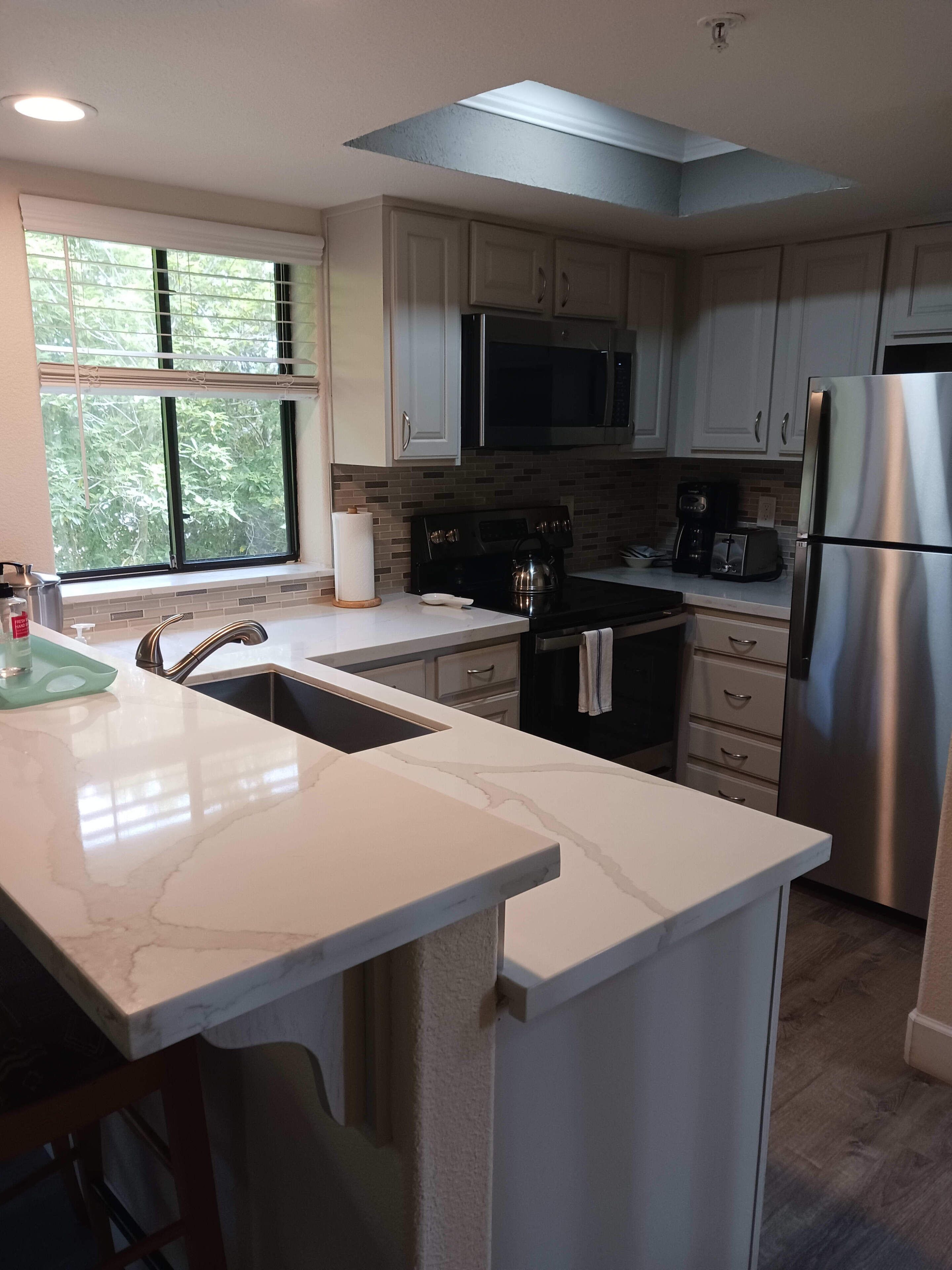 Coffee/tea maker, fridge, microwave, oven