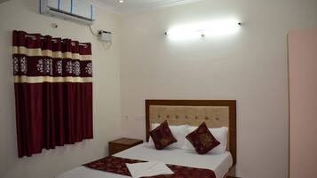 Deluxe Double Room | Desk, bed sheets