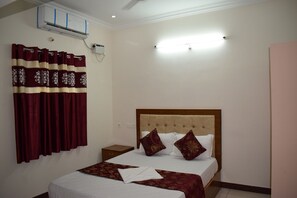 Deluxe Double Room | Desk, bed sheets