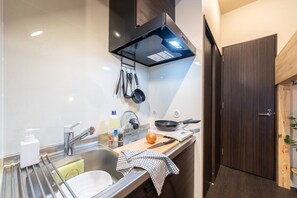 冷蔵庫、電子レンジ、コンロ、調理器具と食器
