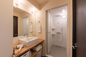Kostenlose Toilettenartikel, Haartrockner, Hausschuhe, Handtücher
