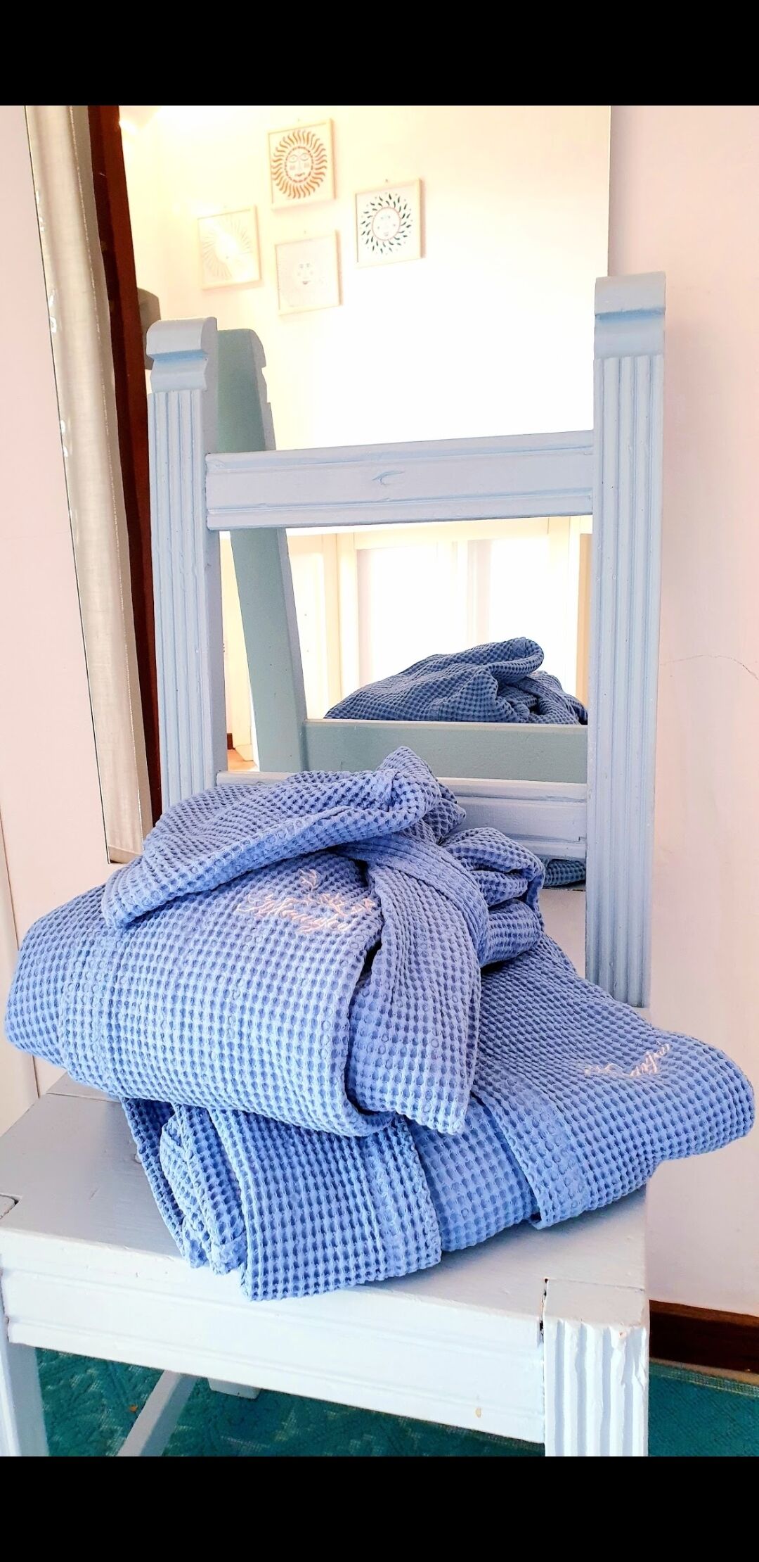 Large double bedroom with bathroom a few steps from the sea.