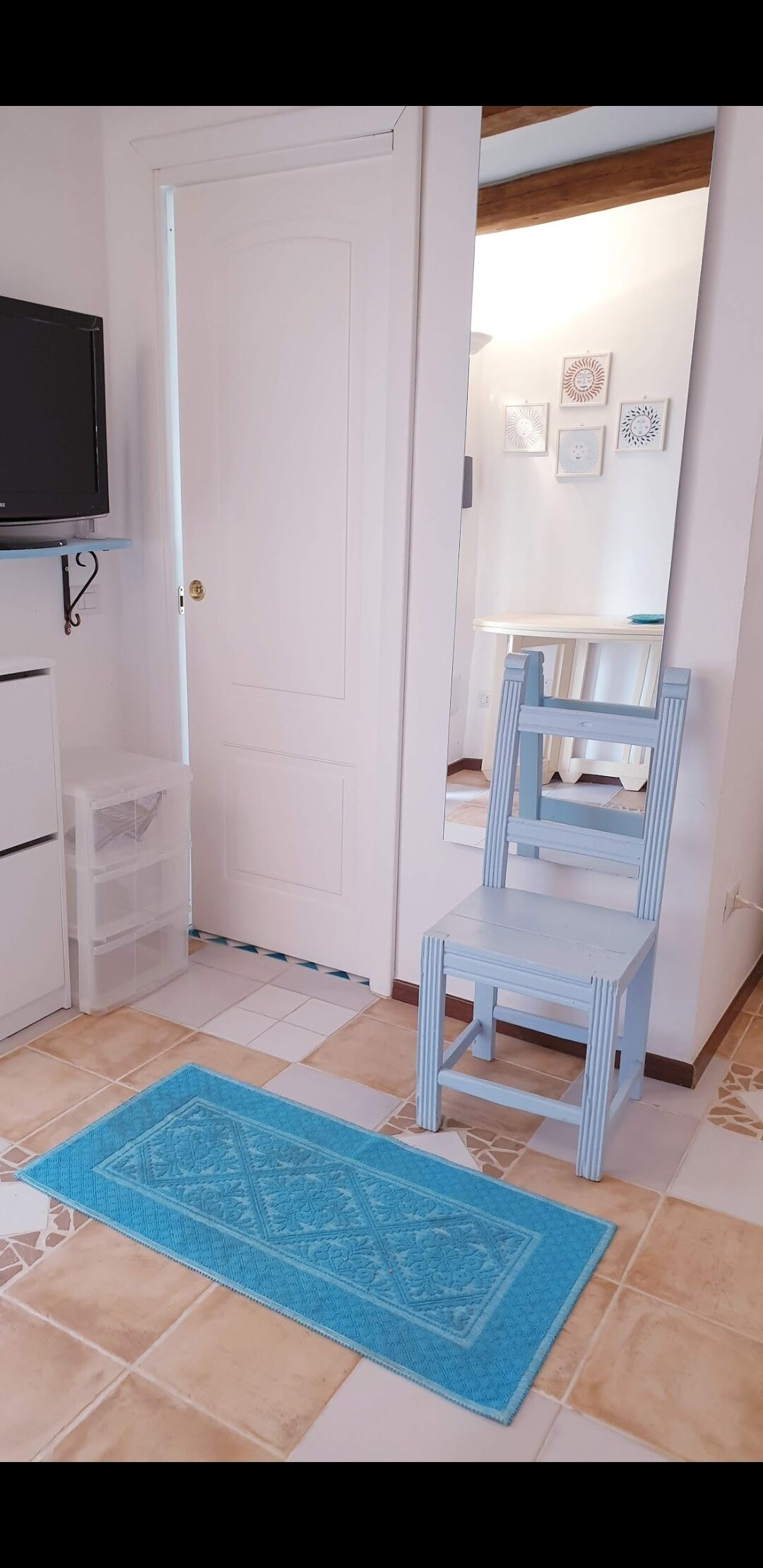 Large double bedroom with bathroom a few steps from the sea.